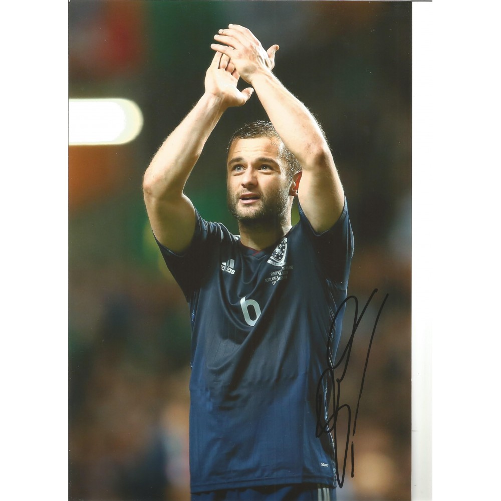 Shaun Maloney Scotland Signed 10 x 8 inch football photo. Shaun Maloney Scotland Signed 10 x 8 inch football photo.
