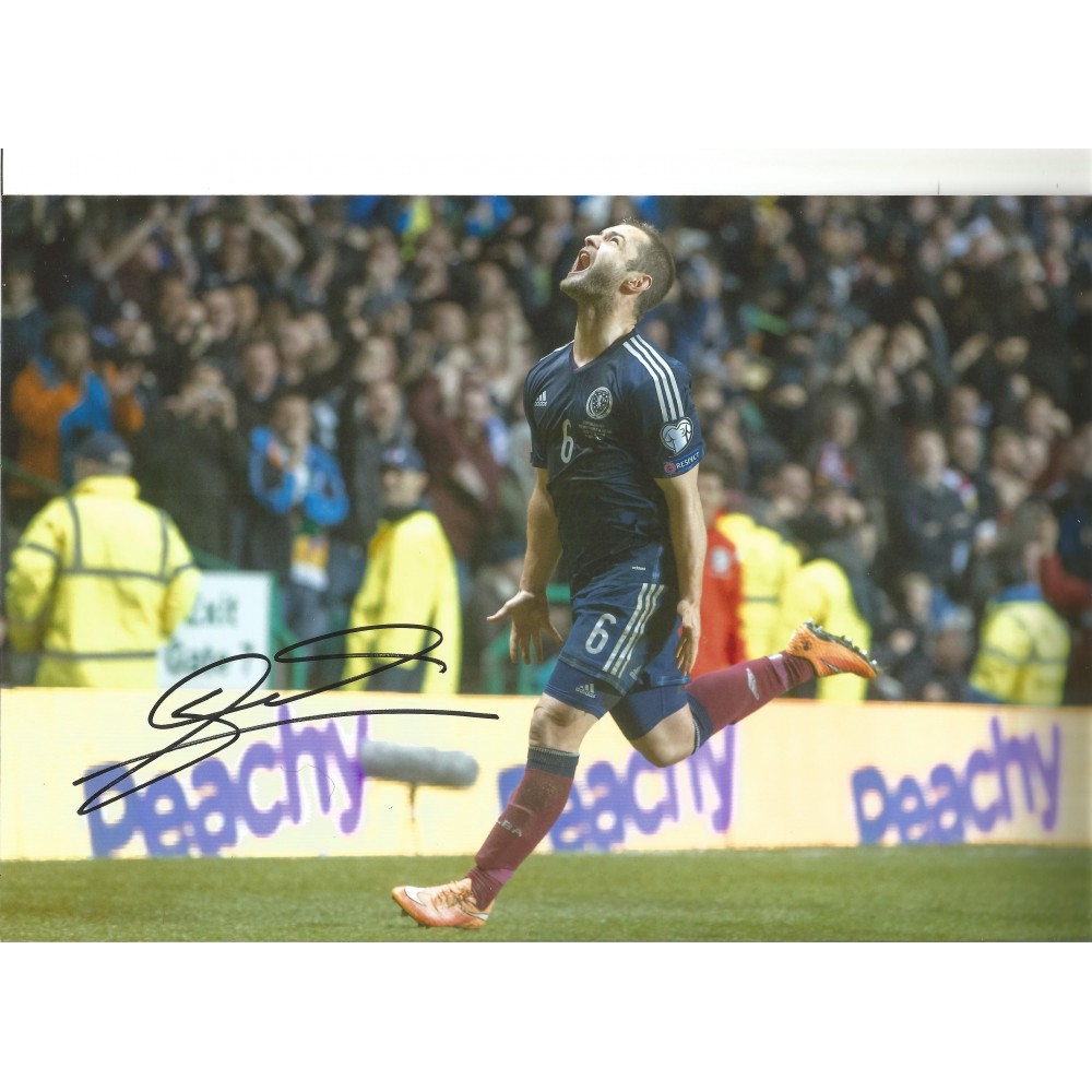 Shaun Maloney Scotland Signed 10 x 8 inch football photo. Shaun Maloney Scotland Signed 10 x 8 inch football photo.