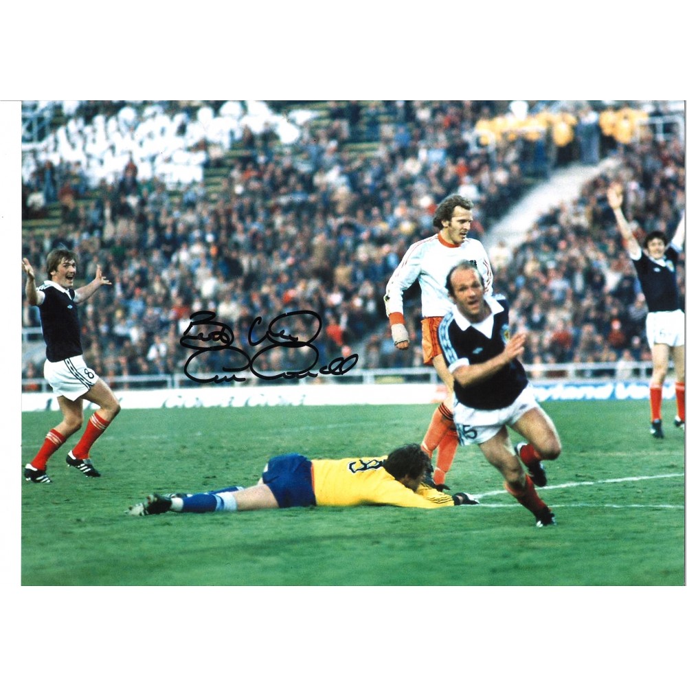 Archie Gemmill Scotland Signed 16 x 12 inch football photo. Archie Gemmill Scotland Signed 16 x 12 inch football photo.