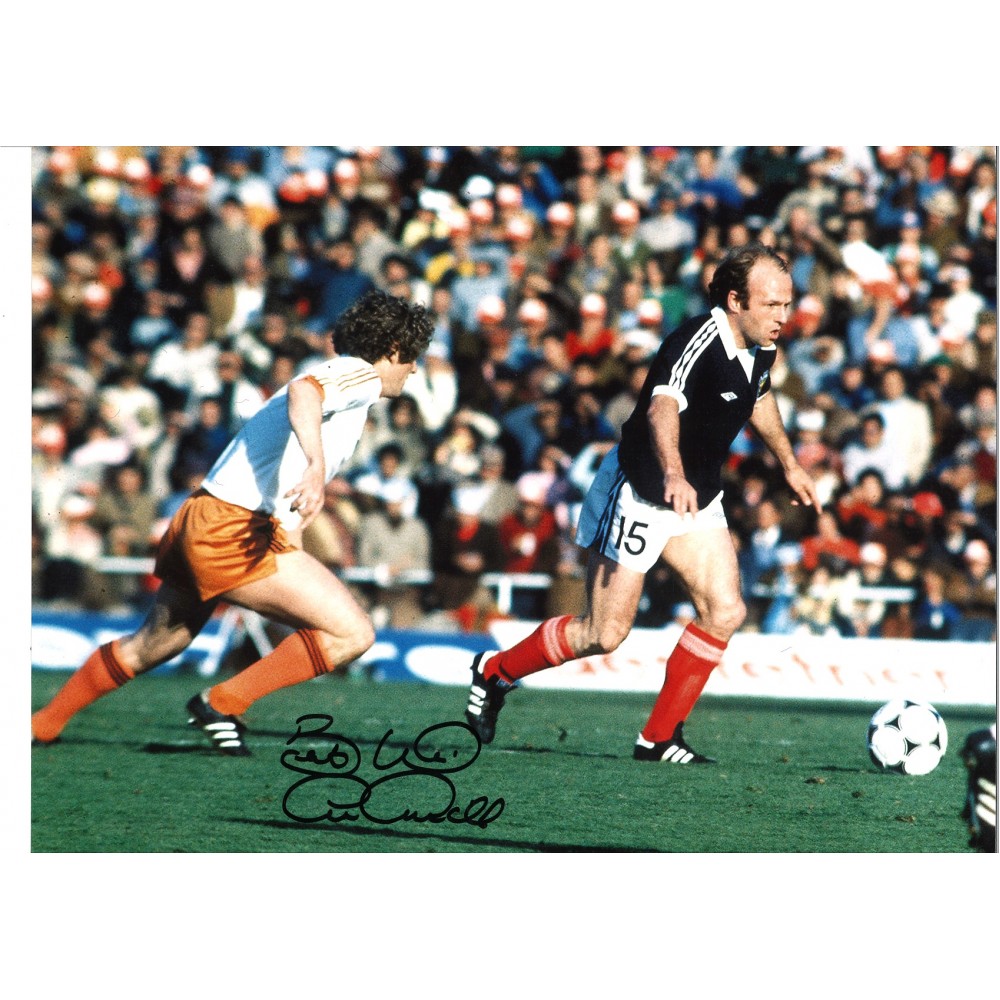 Archie Gemmill Scotland Signed 16 x 12 inch football photo. Archie Gemmill Scotland Signed 16 x 12 inch football photo.