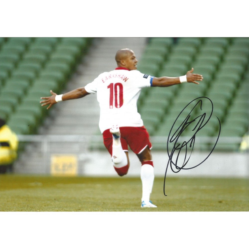 Robert Earnshaw Wales Signed 10 x 8 inch football photo. Robert Earnshaw Wales Signed 10 x 8 inch football photo.