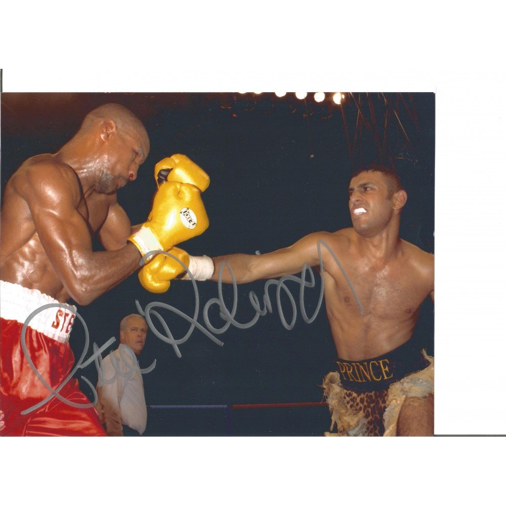 Boxing Steve Robinson 10x8 Signed Colour Photo Pictured In His World Title Fight With Naseem Hamed. Boxing Steve Robinson 10x8 Signed Colour Photo Pictured In His World Title Fight With Naseem Hamed.