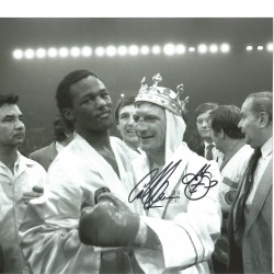 Boxing Colin Jones 10x8 Signed B/W Photo Pictured During His World Title Fight With Don Curry. Boxing Colin Jones 10x8 Signed B/W Photo Pictured During His World Title Fight With Don Curry.